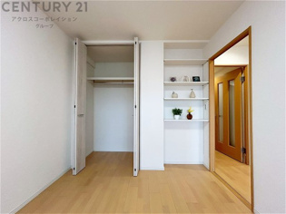 明るい色合いのフローリングとクロスを使用した洋室は家具やインテリアとも調和しやすく空間が広く感じられ開放感を生み出します。自然光を効果的に反射し、室内を明るく保つため、日中の照明使用を抑えられます。
