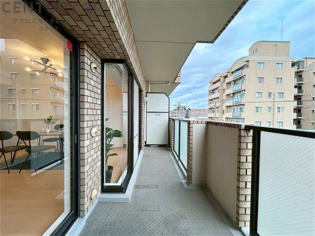 南向きバルコニーは日照が豊富で温暖な陽光を受けられ、植物の育成やリラックススペースとして活用可能です。洗濯物の乾燥が速く、快適な生活環境を提供。自然の光を取り込み、室内を明るくしてくれます。
