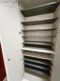 大きな玄関収納付きの玄関です　家族皆様の履物をしっかり収納できます
