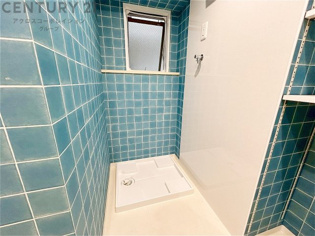 洗濯物の仕分け作業がしやすく、整理整頓が容易になります。洗濯音や湿気を他の部屋に持ち込まず、生活環境を快適に保ちます。上部を活用すれば収納スペースを確保でき洗剤や洗濯用品の整理もしやすくなります。
