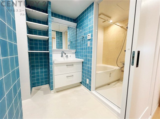 衣服の収納や脱ぎ着や整理整頓がしやすく、湿った衣類を乾燥させるスペースがありカビや臭いの発生を防ぎます。床の汚れを他の部屋に持ち込まず清潔を保つことができます。また快適な入浴環境の整備にも役立ちます。