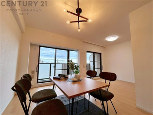 キッチン隣のダイニングスペースです。ダイニングセットを置いても十分なスペースを確保。