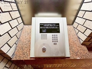 オートロック式エントランスは他の住民や外部の人間が簡単に出入りできないため、個々の住戸が安全に保たれます。同時に、訪問者が来訪する場合にはインターホン等で確認することができ、不要な来客を遮断できます。