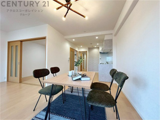 リビングダイニングは家族や友人とのコミュニケーションを楽しむ場所でくつろぎながら食事や会話を楽しめ、多目的に利用できリラックスできる空間です。家庭内の中心として機能し、快適な生活をサポートします。
