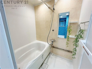 ユニットバスは省スペースでありながら、シンプルな設計と使いやすさを備え、簡便なメンテナンスが可能です。またミラー・小物置き場もあり便利です。
