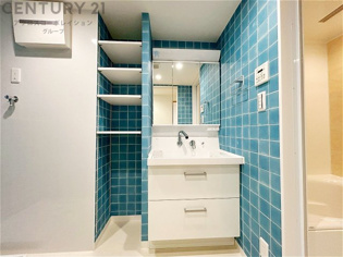 化粧品や洗顔料、歯ブラシなどの必需品をまとめて置ける収納スペースがあり、使用するたびに取り出す手間が省けます。また、水回りのため、濡れても大丈夫な素材が使用されており、お手入れが簡単です。
