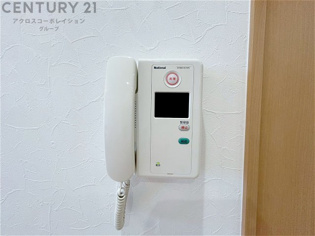 訪問者が来たときにテレビ画面で確認できるため、安心してドアを開けられます。録画機能があるものもあり、留守中に来訪者を記録しておくことができます。利便性が高く、セキュリティ面でも安心です
