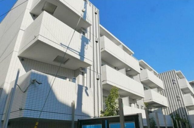 【外観】 | PREMIUM CUBE 中野 | 鉄筋コンクリート造のがっちりとした建物。