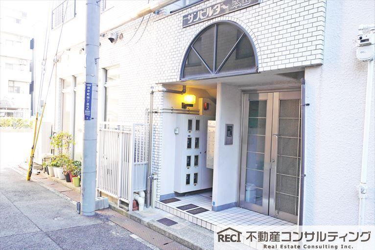 サンビルダー本山のエントランス