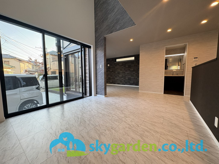 茅ヶ崎市高田1丁目　新築戸建　全1棟1号棟の居間・リビング|広々リビング大きな窓から光が差し込みます