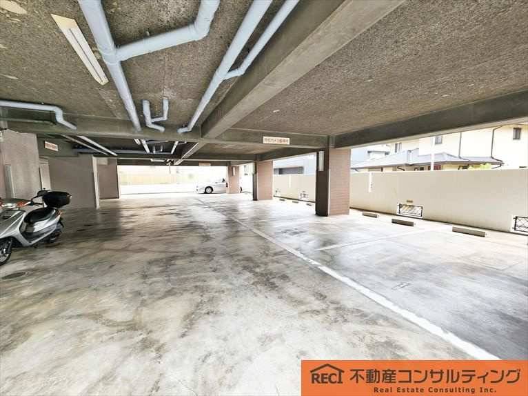 サンパイン御影の駐車場