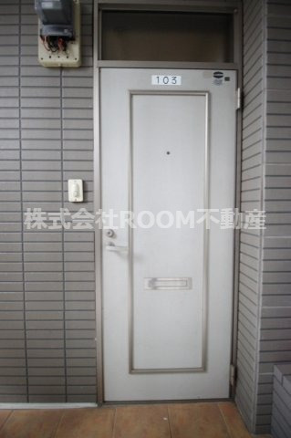 コーポクレサンサマムの玄関