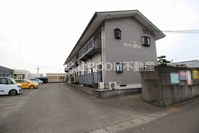 コーポクレサンサマムの駐車場