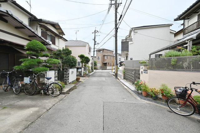 宝塚市高司2丁目新築一戸建て│4LDK+駐車1台可の前面道路含む現地写真|前面道路は南東側に約5.3ｍ幅です。