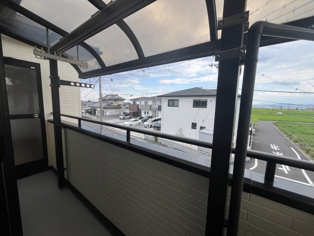 【中古戸建】前橋市山王町のバルコニー|■バルコニー｜お布団がたくさん干せますね♪バルコニーから入る日差しは暖かく、爽快な朝の目覚めを促してくれます♪洗濯物やお布団を干して太陽の香りを吸い込んだお布団で夜はおやすみください。