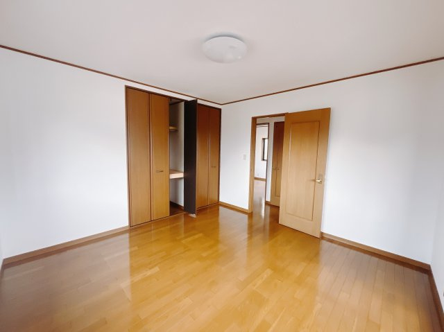 【中古戸建】前橋市山王町の寝室|■主寝室｜ダブルベッドを置いても充分な広さを2Ｆのお部屋に設けております。お子様と家族みんなで寝るのも夢じゃありません♪窓からは光が差し込むので日中でも明るいお部屋です。