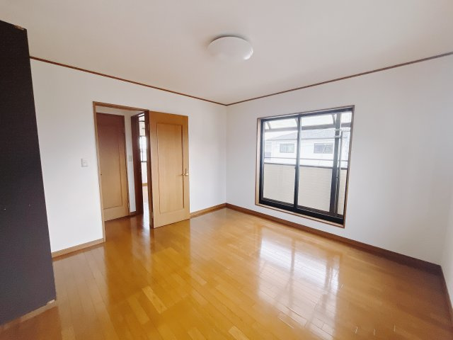 【中古戸建】前橋市山王町の洋室|■2階洋室｜お子様の一人部屋にピッタリな洋室。木のぬくもりを感じるフローリングは、天然木の味わいが時とともに深みを増していきます。また、傷にも強く、フリーワックスでお手入れもラクラクです♪
