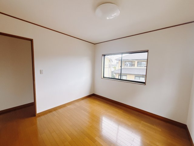【中古戸建】前橋市山王町の洋室|■2階洋室｜2階洋室には大きな窓をご用意しています。日中はあたたかな日差し差し込み自分時間も充実できますね＾＾