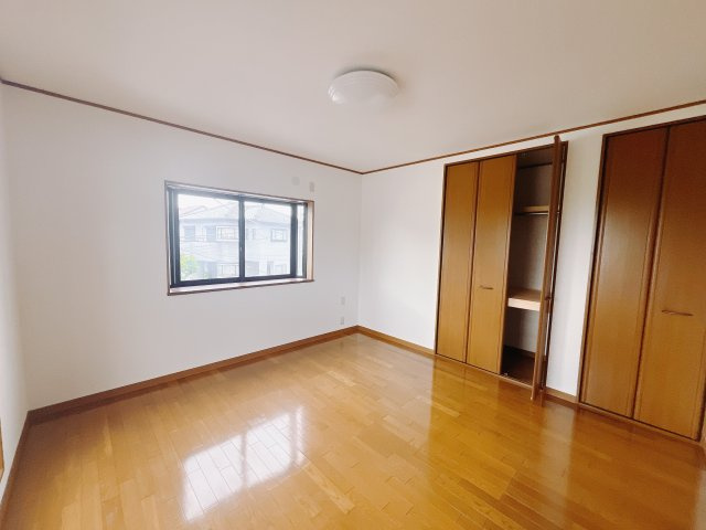 【中古戸建】前橋市山王町の洋室|■2階洋室｜ナチュラルカラーの床です。模様替えなどとても楽しく工夫できます♪陽当たり、風通しもとても良いので毎日快適な生活スタートです！子供部屋にも良いですね♪