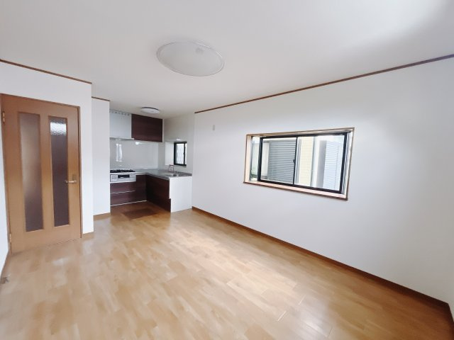 【中古戸建】前橋市山王町の居間・リビング|■リビング｜落ち着きのある表情を見せるリビングダイニング。太陽の光がたっぷり差し込むリビングは、自然とご家族が集まる居心地の良い空間です。