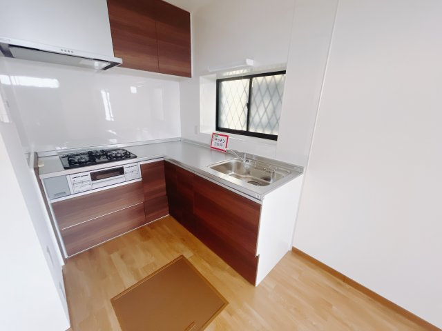 【中古戸建】前橋市山王町のキッチン|■キッチン｜ワークトップの幅が広く、お子様といっしょにお料理をつくったり、ちょっとしたパーティーも楽しめます。フラットなのでお掃除がしやすいのもポイントです♪