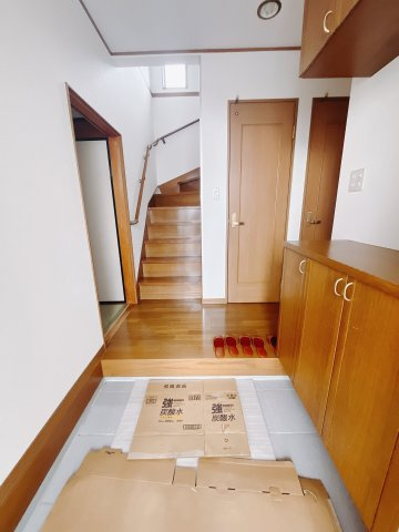 【中古戸建】前橋市山王町の玄関|■玄関｜「玄関から、我が家を心地よく。自然の風や光を感じられる気持ちのいい玄関へ。」永く居心地のいい暮らしを演出する快適性能と安心を両立させたドアを採用しました！