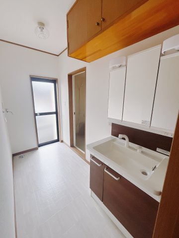 【中古戸建】前橋市山王町の独立洗面台|■洗面室｜大きな鏡で朝の身支度もラクラク♪毎日の忙しい準備が楽しくなる洗面所です(^^♪