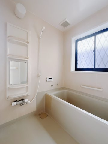 【中古戸建】前橋市山王町の浴室|■浴室｜足を伸ばしてゆったりと入浴ができる1坪タイプのバスルームです♪備え付けの棚には家族一人一人のシャンプーを分けて置くことができます♪バスルームをいつもすっきりと使えますね♪