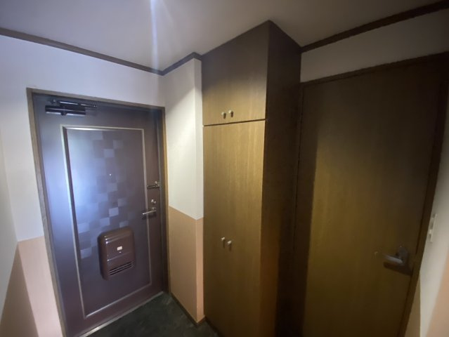 ネオハイツ千歳公園の玄関