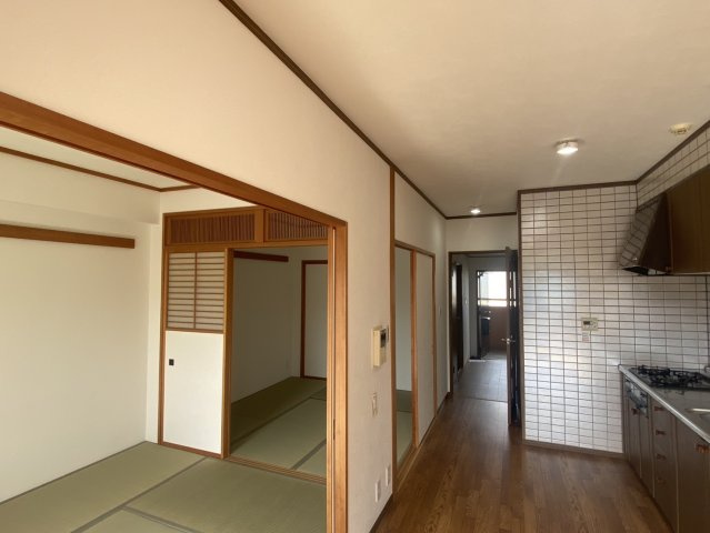 ネオハイツ千歳公園の和室|和室と繋がる間取りで、ライフスタイルに合わせて広さを変えられます。