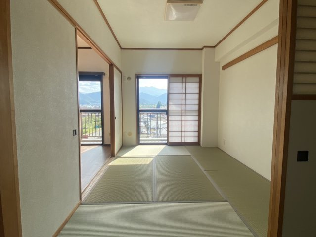 ネオハイツ千歳公園の和室|清潔感あふれる、明るい和室。新しい畳の上で、ゆったりとした時間をお過ごしください。