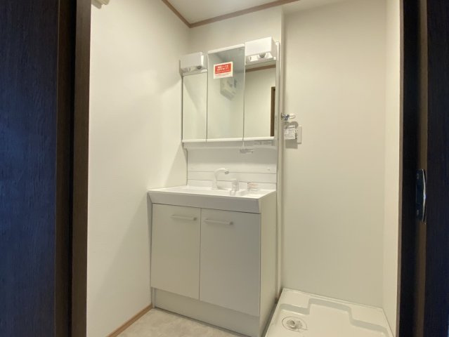 ネオハイツ千歳公園の独立洗面台|新品の洗面化粧台は、お手入れのしやすさも魅力です。大きな洗面ボウルと、汚れが溜まりにくいシンプルなデザインで、お掃除の負担を軽減します。