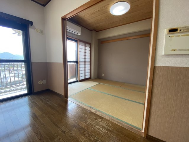 ネオハイツ千歳公園の和室|リビングと隣接しているので、引き戸を開けて広々と使うこともできます。客間や子どもの遊び場など、ライフスタイルに合わせて柔軟に活用できます。