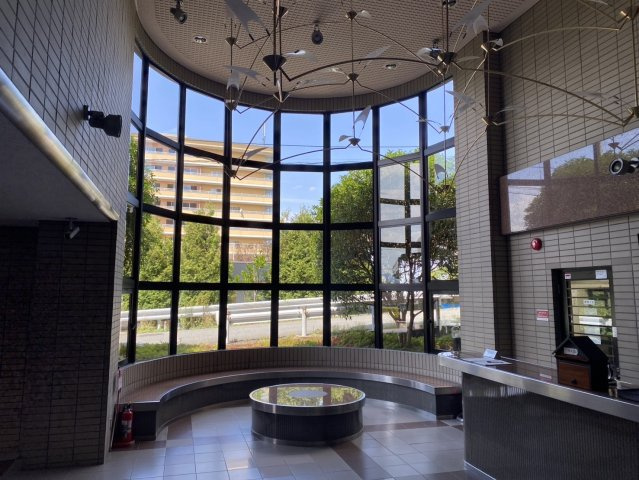 ネオハイツ千歳公園のエントランス|大きな窓から光が差し込み、まるでホテルのロビーのような開放感を演出しています。