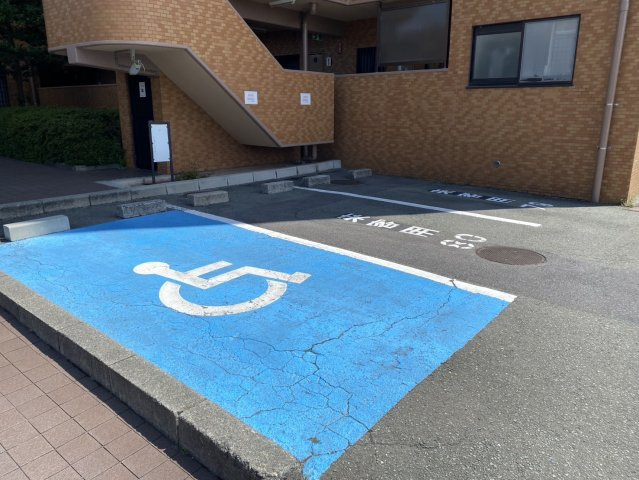 ネオハイツ千歳公園の駐車場
