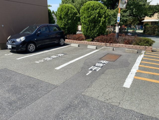 ネオハイツ千歳公園の駐車場