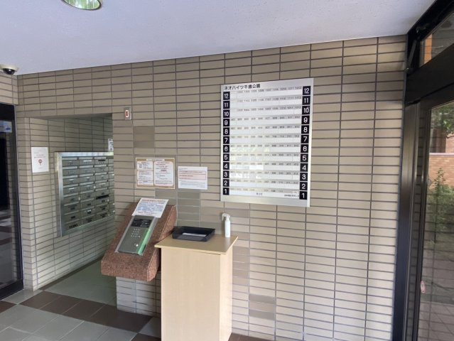 ネオハイツ千歳公園のエントランス