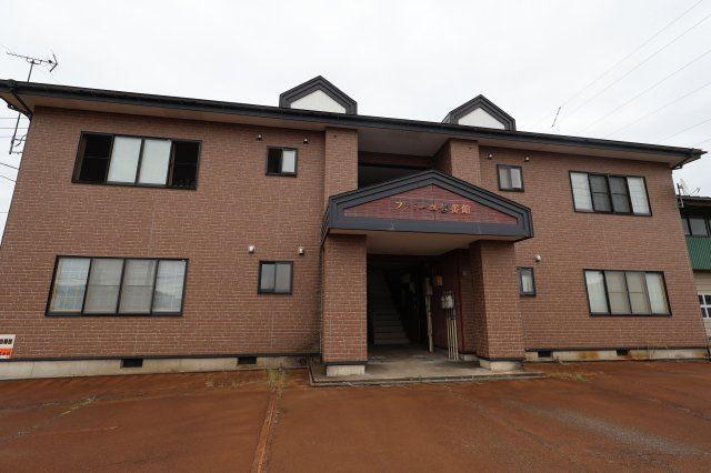 ファミーユ壱番館の外観