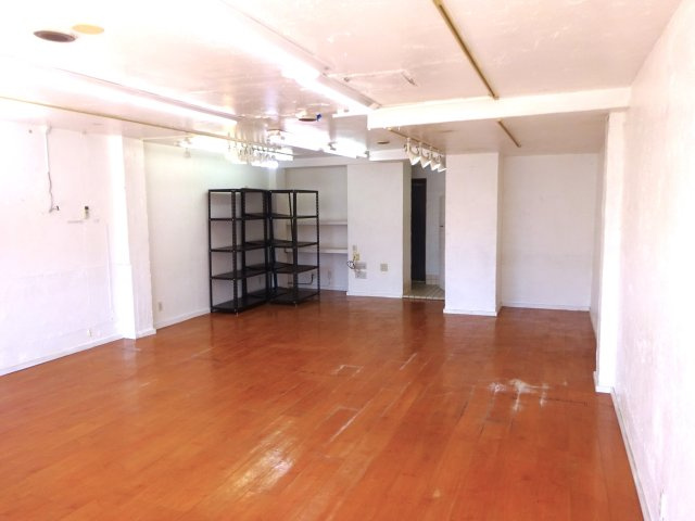 サンヒルズ稲荷台の居間・リビング|・棚は残置物となります