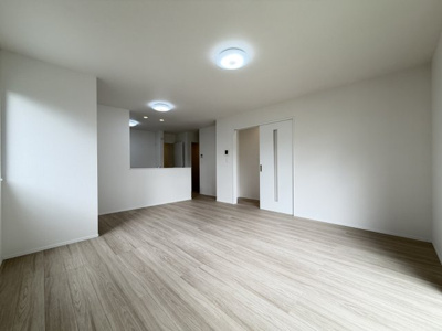 【居間・リビング】 | 八重瀬町具志頭（全5棟）A・E号棟 | A号棟　LDK17.62帖♪リビング収納＋棚付き♪