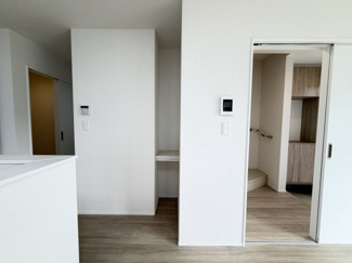 【居間・リビング】 | 八重瀬町具志頭（全5棟）A・E号棟 | A号棟　LDK17.62帖♪リビング収納＋棚付き♪