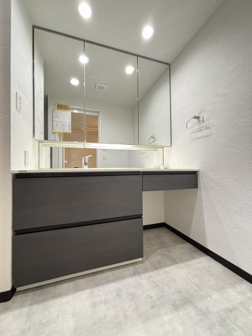 グラン・パレ大倉山ウエストタワーの独立洗面台|カウンター下の一部は、引き出しを設けずにオープンスペースとなっています