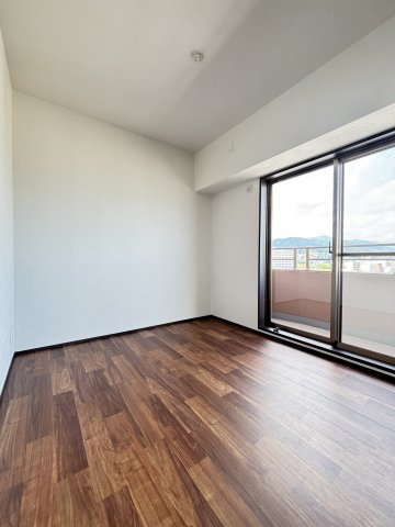 グラン・パレ大倉山ウエストタワーの洋室|リビングに隣接した約4.5帖の洋室