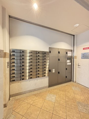 グラン・パレ大倉山ウエストタワーの設備|メールボックスと不在時でも荷物の受け取りが可能な宅配ボックス