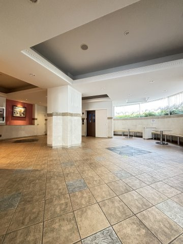 グラン・パレ大倉山ウエストタワーのロビー|待ち合わせや来客時に便利なベンチと机があるロビー