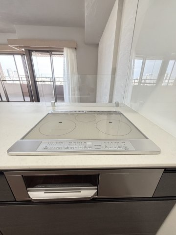 グラン・パレ大倉山ウエストタワーのキッチン|火事の心配の不要なIHコンロ（3口）