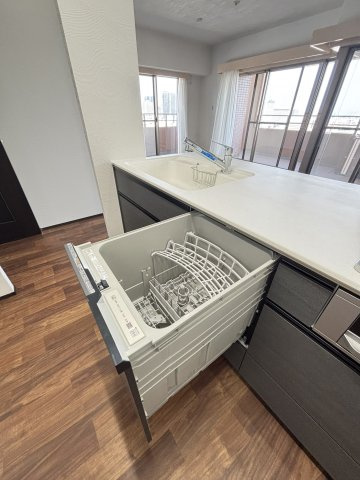 グラン・パレ大倉山ウエストタワーのキッチン|食後の片付けの手間が省ける食洗機