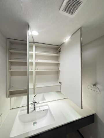 グラン・パレ大倉山ウエストタワーの独立洗面台|備品の収納に便利な3面ミラーキャビネット