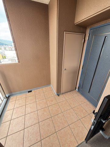 グラン・パレ大倉山ウエストタワーの玄関|独立性を高めた玄関ポーチ