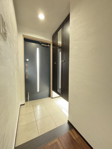 グラン・パレ大倉山ウエストタワーの玄関|玄関ドアのスリット窓から自然光が入り、足元灯も備えた明るい玄関